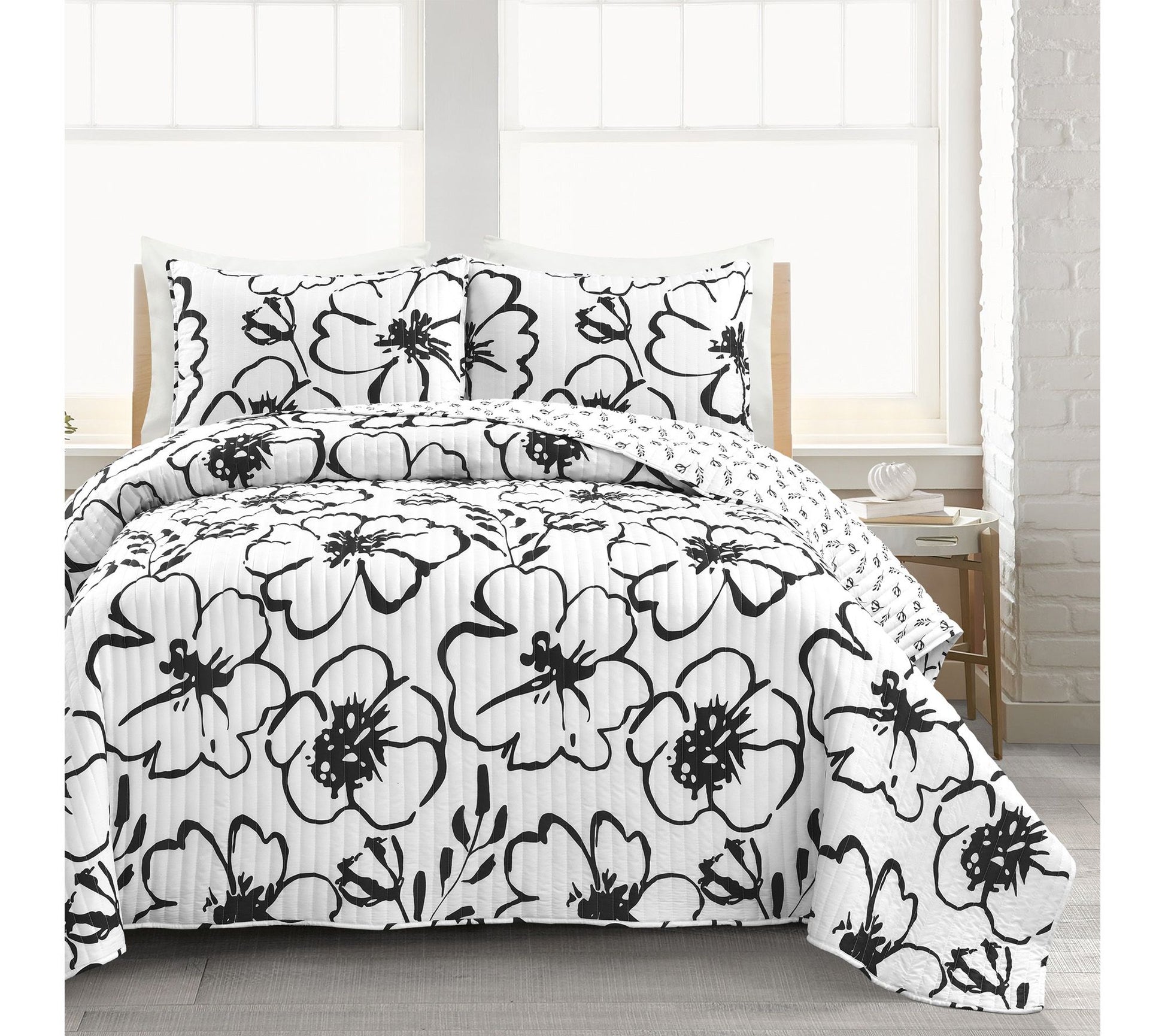 Scandinavian Floral 3Pc King Quilt Set by LushDecor