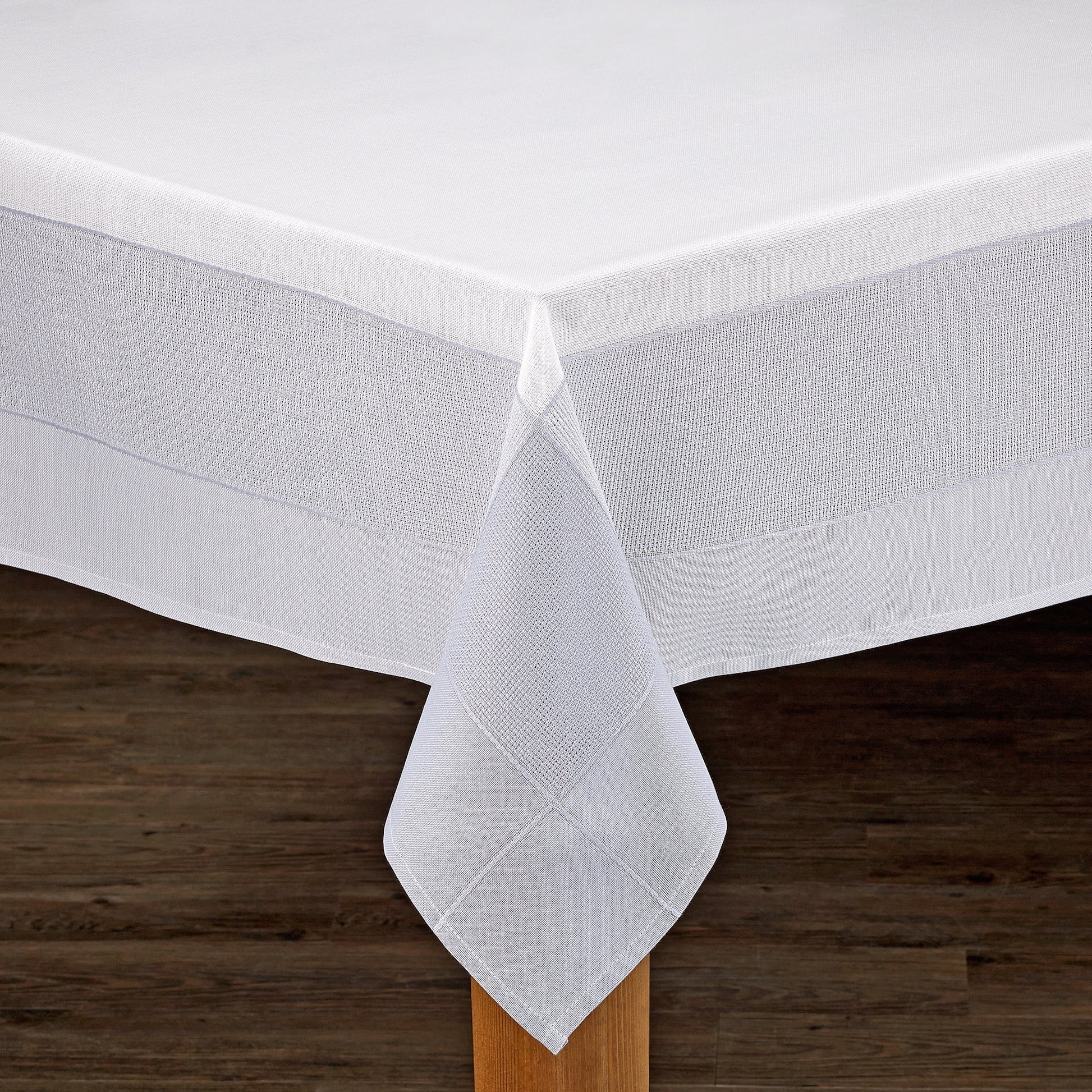 Bohemia 60"x104" Cotton/Poly Tablecloth in White/Grey