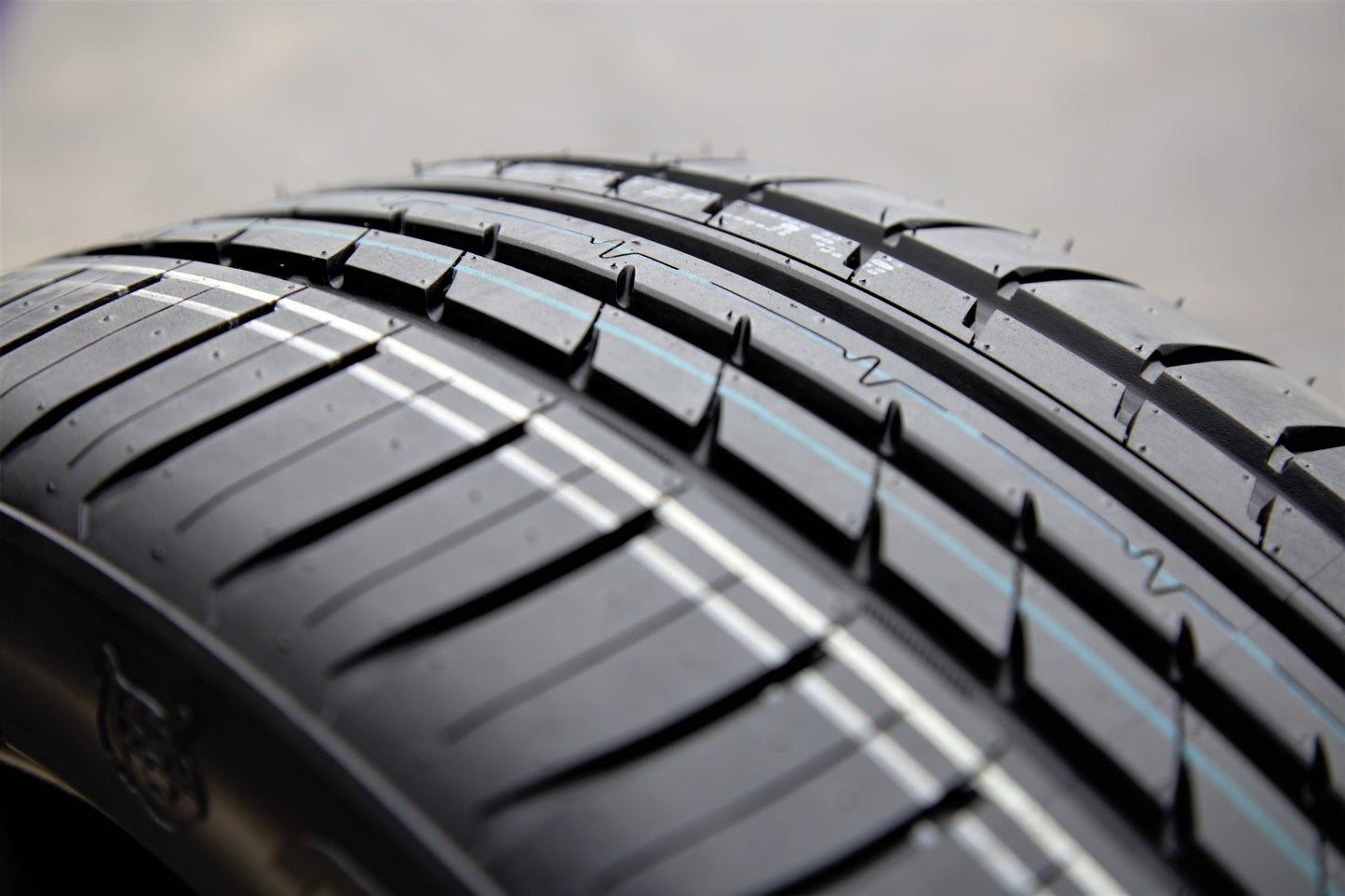Cosmo MuchoMacho 255/35R20 ZR 97Y A/S High Performance Tire Fits: 2007-10 Mercedes-Benz S550 4Matic, 2017-18 Audi Q3 Technik