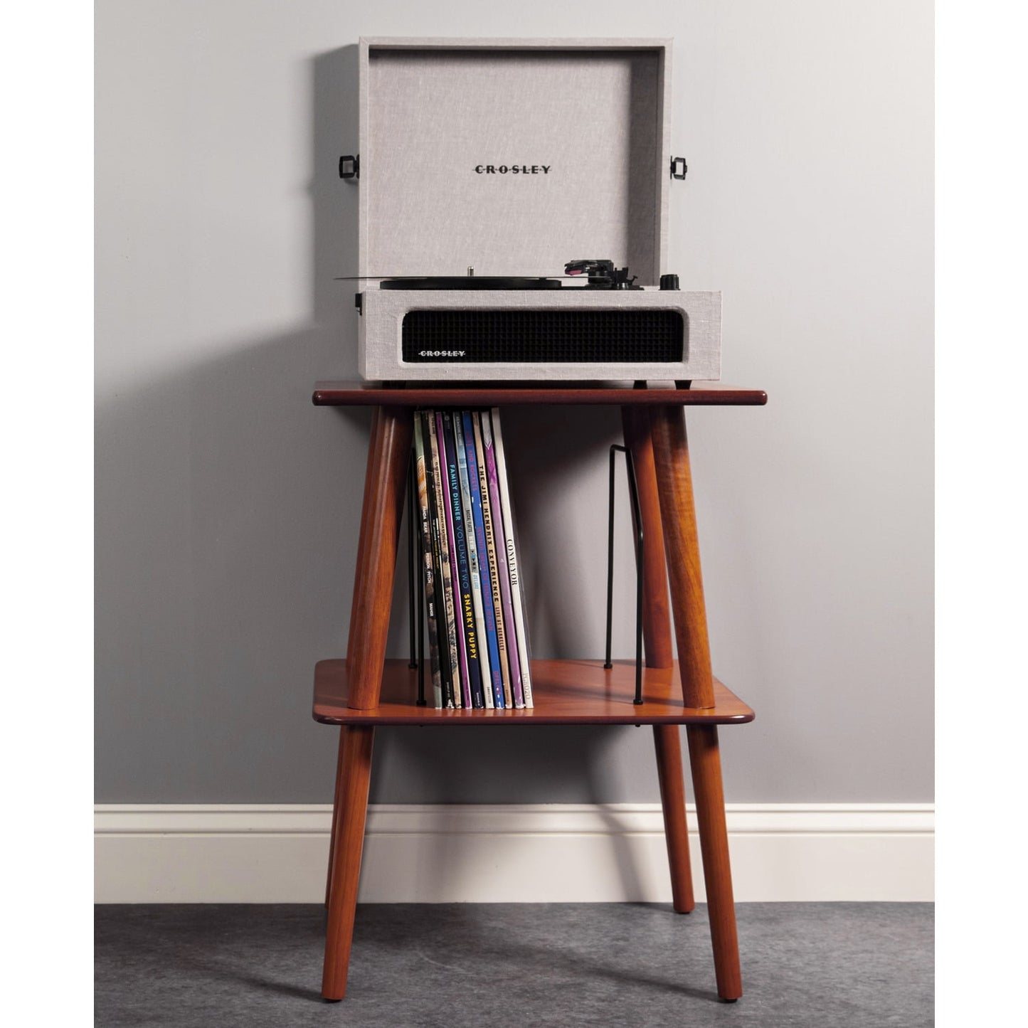Crosley Soporte Giratorio de Madera y Metal de Mediados de Siglo Manchester en Color PimentÃ³n
